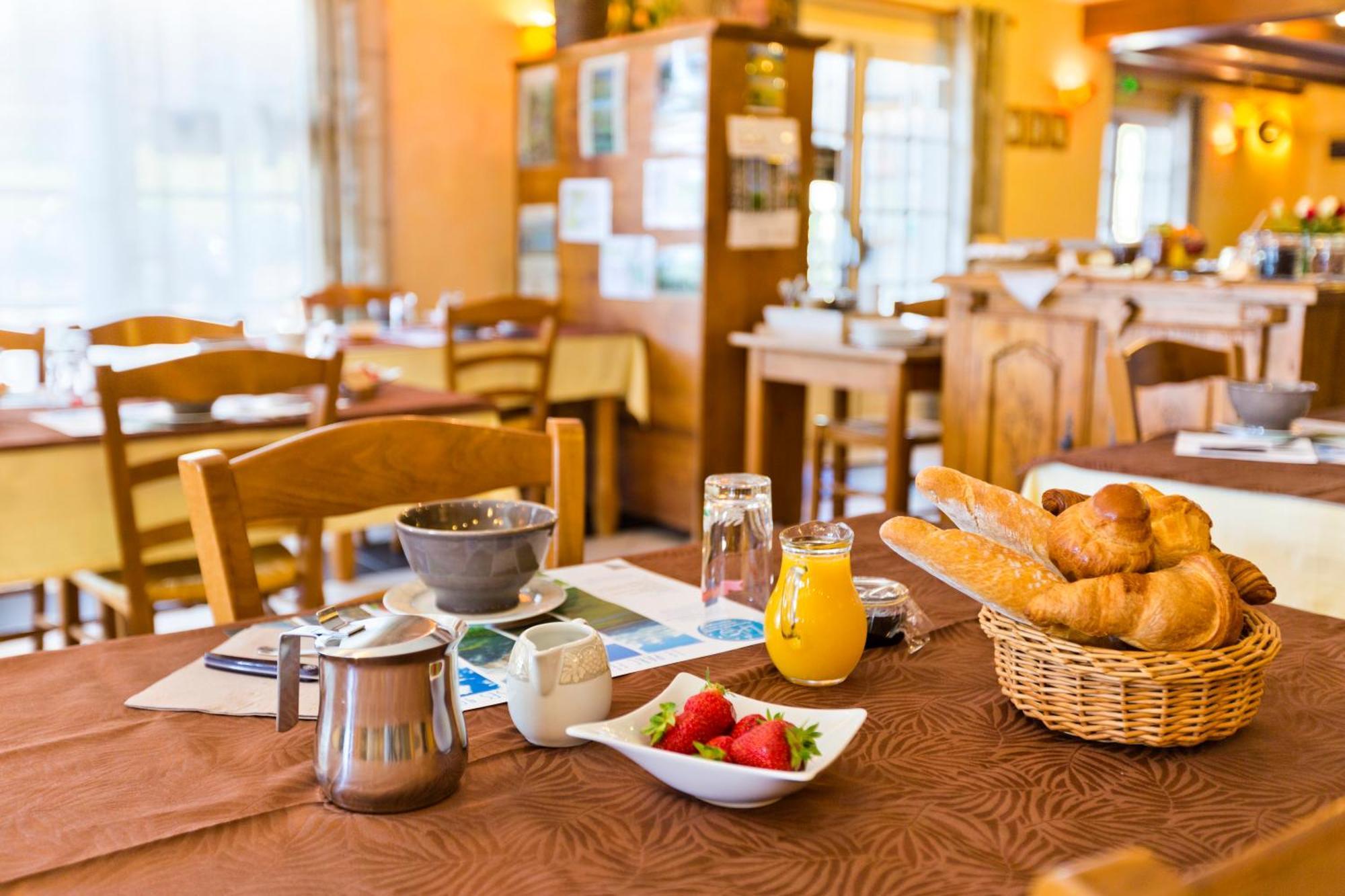 Logis Hotel Restaurant Auberge Du Bougnat Saint-Victor-la-Riviere Extérieur photo